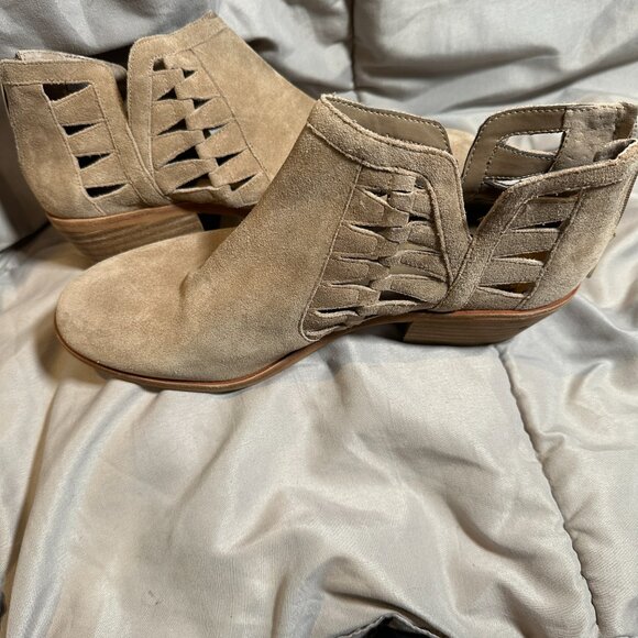 Vince Camuto Peera Tan  suede ankle Bootie Boots 8.5. Zipper Heel. Cut Out Sides - Picture 7 of 9